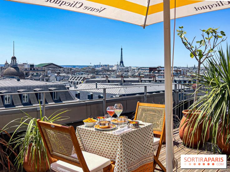 La terrasse estivale du Printemps Haussmann 2025 avec vue sur Paris et la Tour Eiffel