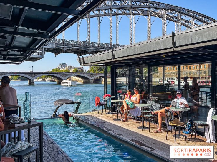 Bar OFF Paris Seine : le bar flottant insolite au bord d'une piscine, avec vue sur la Seine 
