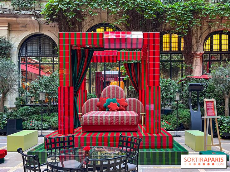 Plaza Athénée : une installation design XXL gratuite signée Uchronia exposée dans la cour du palace