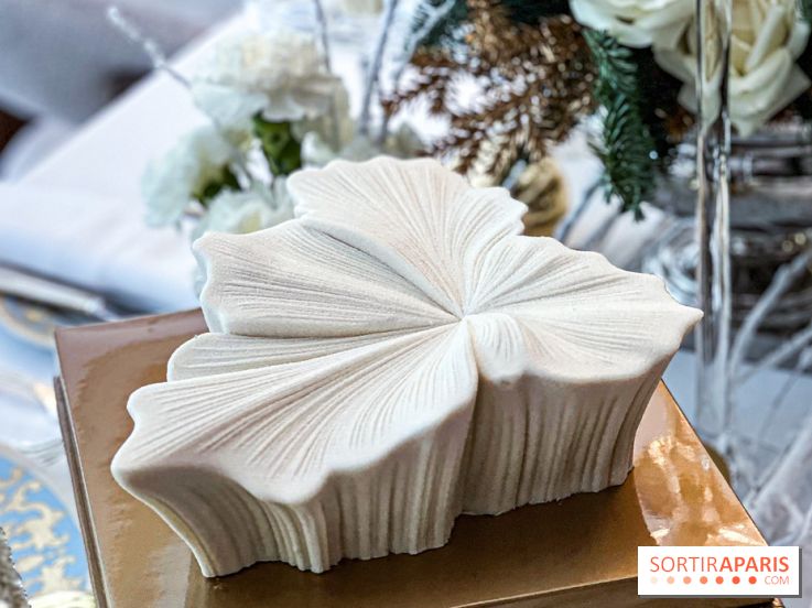 La bûche de Noël Fleur de Vanille du Shangri-La Paris 2025 par Timothy Lan, une création haute couture