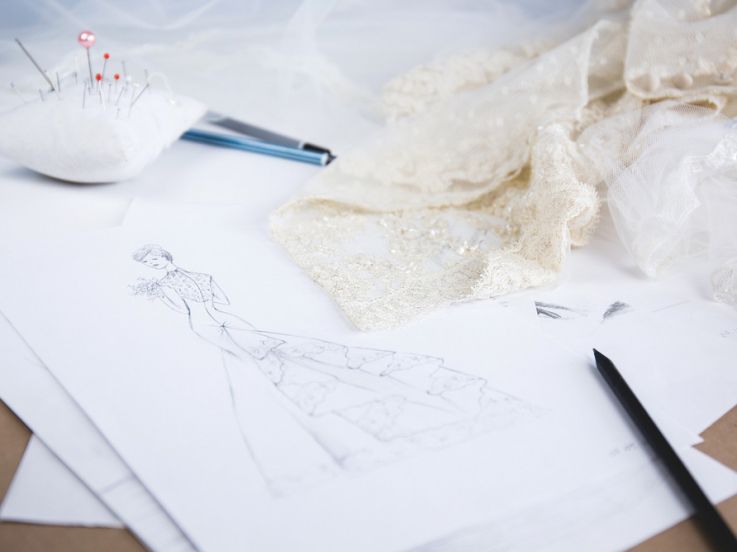 Paris Fashion Week : robe haute-couture et bouteilles d'eau stylées pour la collab' Evian x Balmain