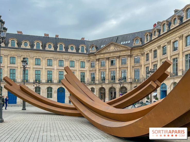 Les imposantes installations en acier de l'artiste Bernar Venet sur la Place Vendôme