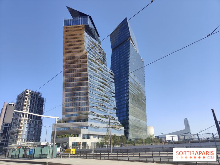 Quelles sont ces deux tours penchées à Paris dont l'architecture donne l'impression qu'elles vont tomber ?