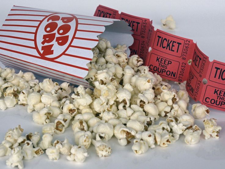 Pop-corn et tickets de cinéma, symboles d’une séance en salle