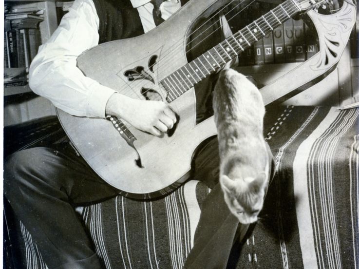 Le Parisien Ravi : l'expo pour le centenaire de Boris Vian sur les grilles de la Tour Saint Jacques