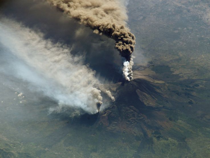 Etna : images impressionnantes du volcan en éruption depuis plusieurs jours