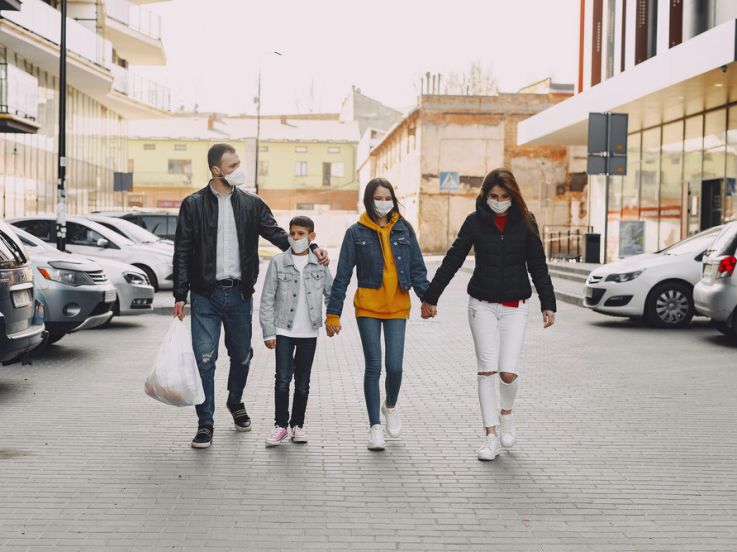 Covid : le vaccin réduit les risques de transmission du virus de 50% au sein d'un foyer