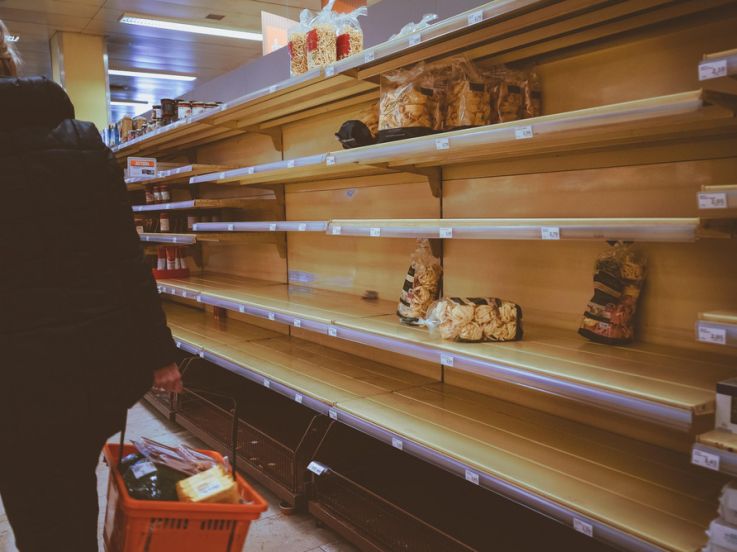 Téléphones, jouets, baskets : pourquoi prévoit-on une pénurie de produits cette fin d'année ?