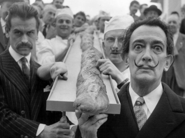Le peintre Georges Mathieu et Salvador Dalí avec le pain géant de 12m à la Foire de Paris le 12 mai 1958