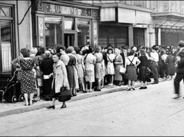 Queue devant une boulangerie.
Paris, août 1944.
© Roger-Viollet