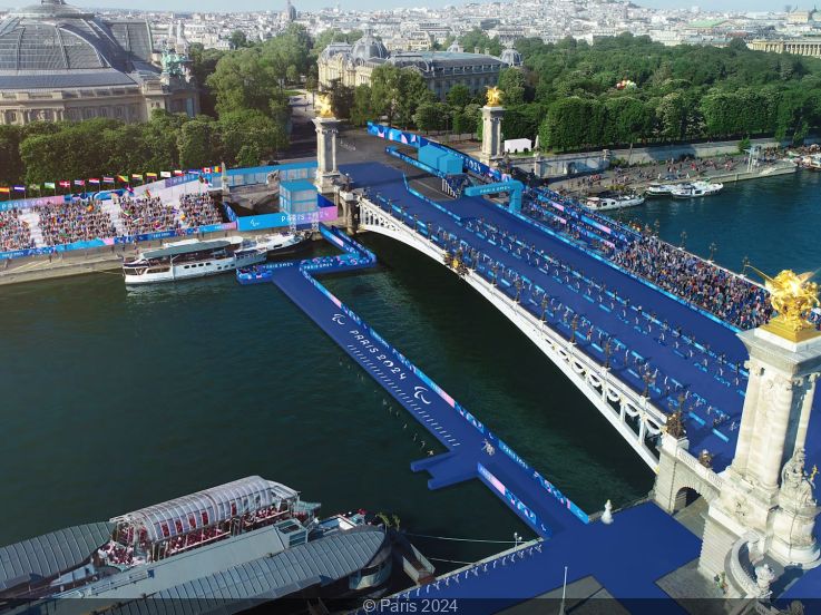 パリオリンピックフォロー割　Parisパリ　エッフェル塔とアレクサンドル3世橋 世界遺産】パリ・アレクサンドル3世橋｜セーヌ川に架かる