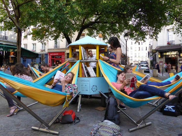 Bibliambule, une bibliothèque ambulante avec des hamacs pour lire au calme