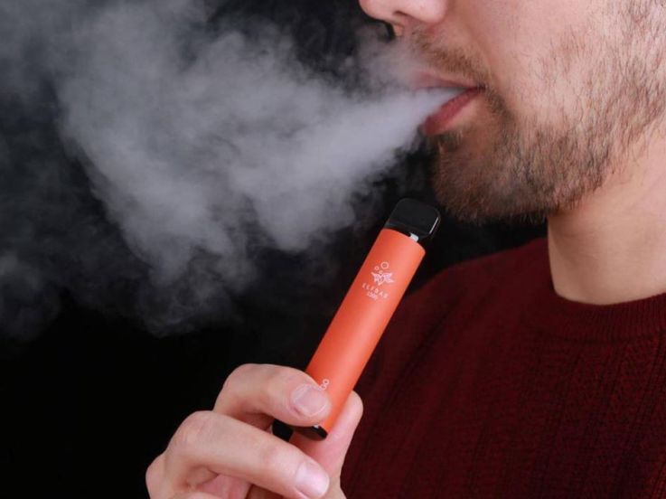 Tabagisme : la "puff" bientôt interdite par le gouvernement ? 