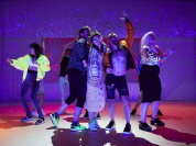 Une femme se déplace au Théâtre des Abbesses