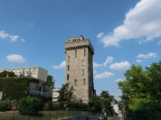 Ce Donjon qui domaine les Hauts-de-Seine devait être la petite sœur du Sacré Cœur