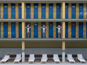 Exposition atypique à Paris : Soo Burnell revient à Molitor avec son œuvre 'Into The Blue'