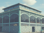 Violette Sauvage installe son vide-dressing au Pavillon Baltard