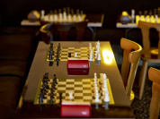 ce speakeasy dans un restaurant vous propose de jouer aux échecs