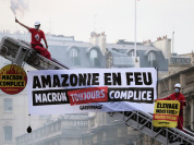 Paris : Greenpeace dénonce "l'hypocrisie" de Macron contre la déforestation devant l'Élysée