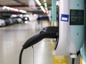 À Paris, une station-service de bornes électriques ouvre en dessous de l'Hôtel de Ville