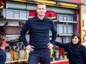 1083 présente son pull confectionné à partir de pulls de pompiers recyclés