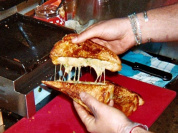 Homer Lobster et Taka & Vermo signent en édition limitée le grilled cheese le plus cheesy