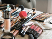 Une boutique avec du maquillage gratuit