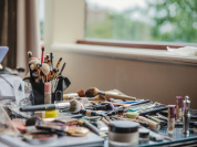 Une boutique avec du maquillage gratuit