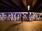 Quentin DMR réalise une grande fresque à la Porte de Pantin