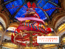 Vitrines et sapin de Noël des Galeries Lafayettes avec Clara Luciani - photos
