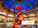 Vitrines et sapin de Noël des Galeries Lafayettes avec Clara Luciani - photos