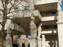 En région parisienne, cet immeuble suspendu sur des sculptures est un trésor du patrimoine contemporain