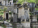 Au Père Lachaise, ce fantôme veille sur la sépulture de son époux