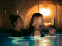 Insolite : une initiation au massage bébé dans un spa aquatique à Paris