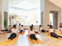 Des cours de yoga au Carrousel du Louvre à Paris 