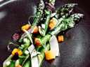La recette des asperges vertes et mangue de Thomas Danigo, chef de l'hôtel Monsieur George