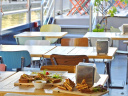 La Bougeotte, le bar à vin flottant amarré pour un temps dans le bassin de la Villette