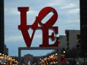 Art Basel 2026 : Robert Indiana installe un Love Wall sur la place Clémenceau à Paris