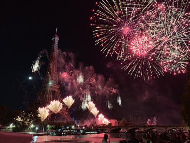 Un dîner face à la Tour Eiffel pour le feu d'artifice du 14 juillet