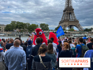 Athlètes et flambeau de Paris 2024