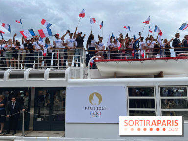 Athlètes et flambeau de Paris 2024