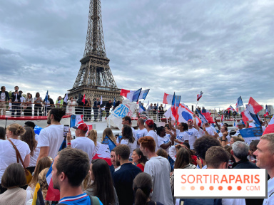 Athlètes et flambeau de Paris 2024