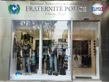 Simulateur de tir, écusson de la Bravm, T-shirt de la BAC, mug de la BRI, champagne des stups… la police ouvre sa boutique à Paris