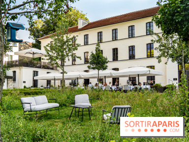 La terrasse dans un jardin avec vue Tour Eiffel du Marguerite 1606 au Domaine de la Reine Margot -  A7C1337