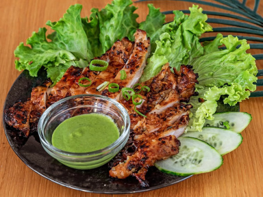 SEP LAÏ à Paris : aperçu des spécialités laotiennes proposées à la carte - Succombez aux délices croustillants de notre Ping Kai ! 🍗✨ Ce plat iconique dévoile le mariage 