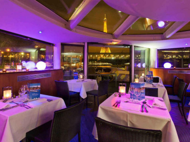 Nuit insolite au fil de l'eau, face à la Tour Eiffel