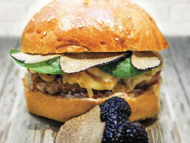 Mamie burger lance son burger du chef avec Tomy Gousset