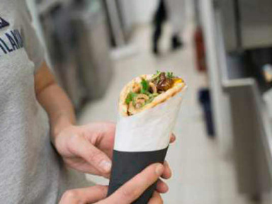 Le chef Philip Chronopoulos revisite le souvlaki chez Filakia