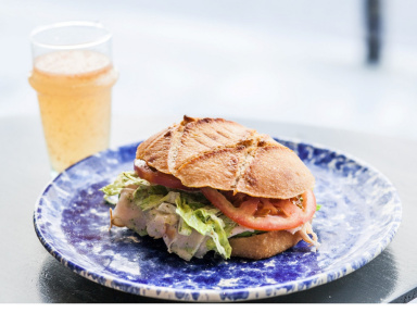 Yoni Saada revisite le pain bagnat pour Deliveroo