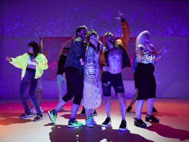 Une femme se déplace au Théâtre des Abbesses